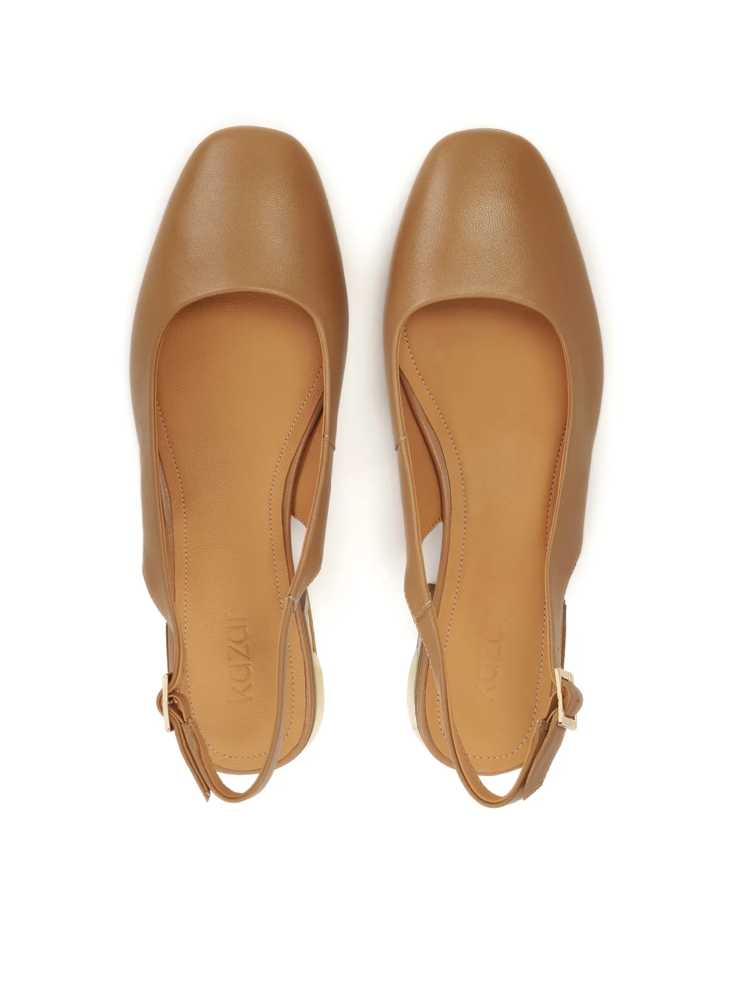 Komfortowe czółenka slingback z metalową ozdobą na obcasie