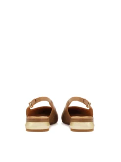 Komfortowe czółenka slingback z metalową ozdobą na obcasie