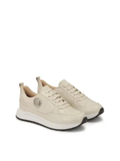 Komfortowe sneakersy ozdobione srebrnym monogramem