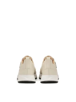 Komfortowe sneakersy ozdobione srebrnym monogramem