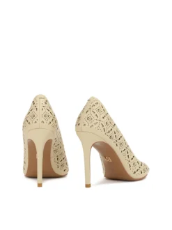 Kremowe czółenka peep toe z ażurowym wzorem