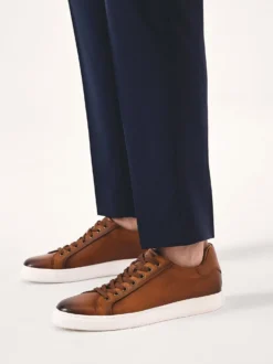 Minimalistyczne brązowe sneakersy z białą podeszwą