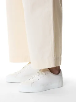 Minimalistyczne sneakersy w białym kolorze