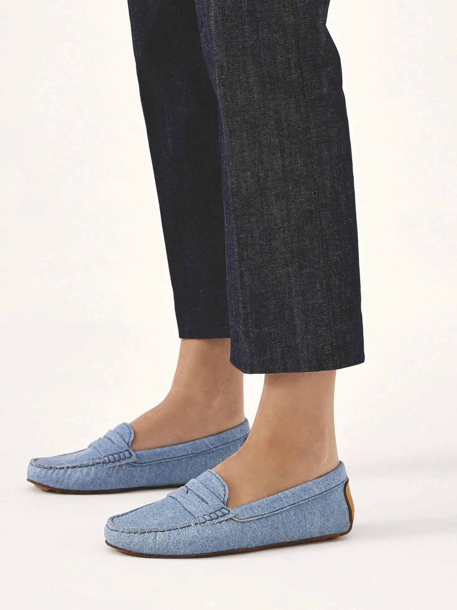 Mokasyny z niebieskiej tkaniny typu denim