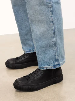 Nubukowe sneakersy z wysoką cholewką