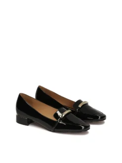 Płaskie czółenka z lakierowanej skóry