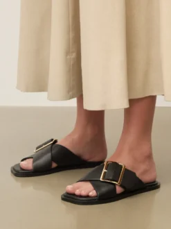 Płaskie klapki z krzyżującymi się paskami