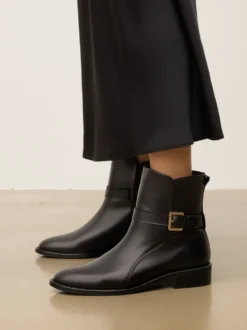 Płaskie skórzane botki z paskiem