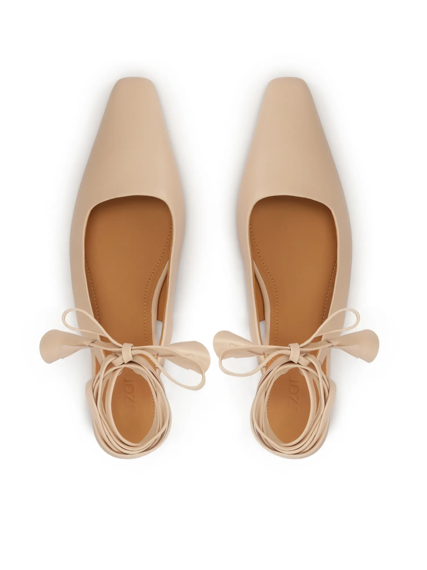 Płaskie wiązane czółenka slingback