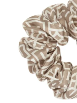 Satynowa gumka do włosów w monogramy