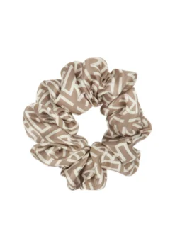 Satynowa gumka do włosów w monogramy