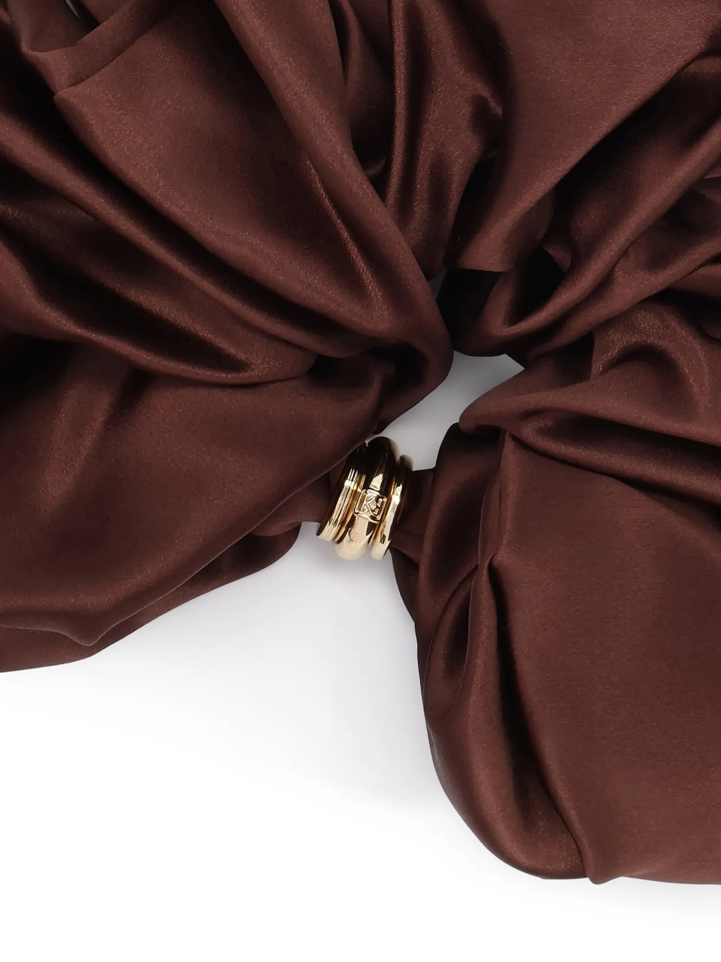 Satynowa scrunchie ze złotą ozdobą