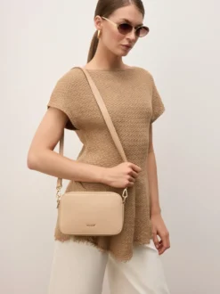 Skórzana torebka crossbody z łańcuszkiem i paskami