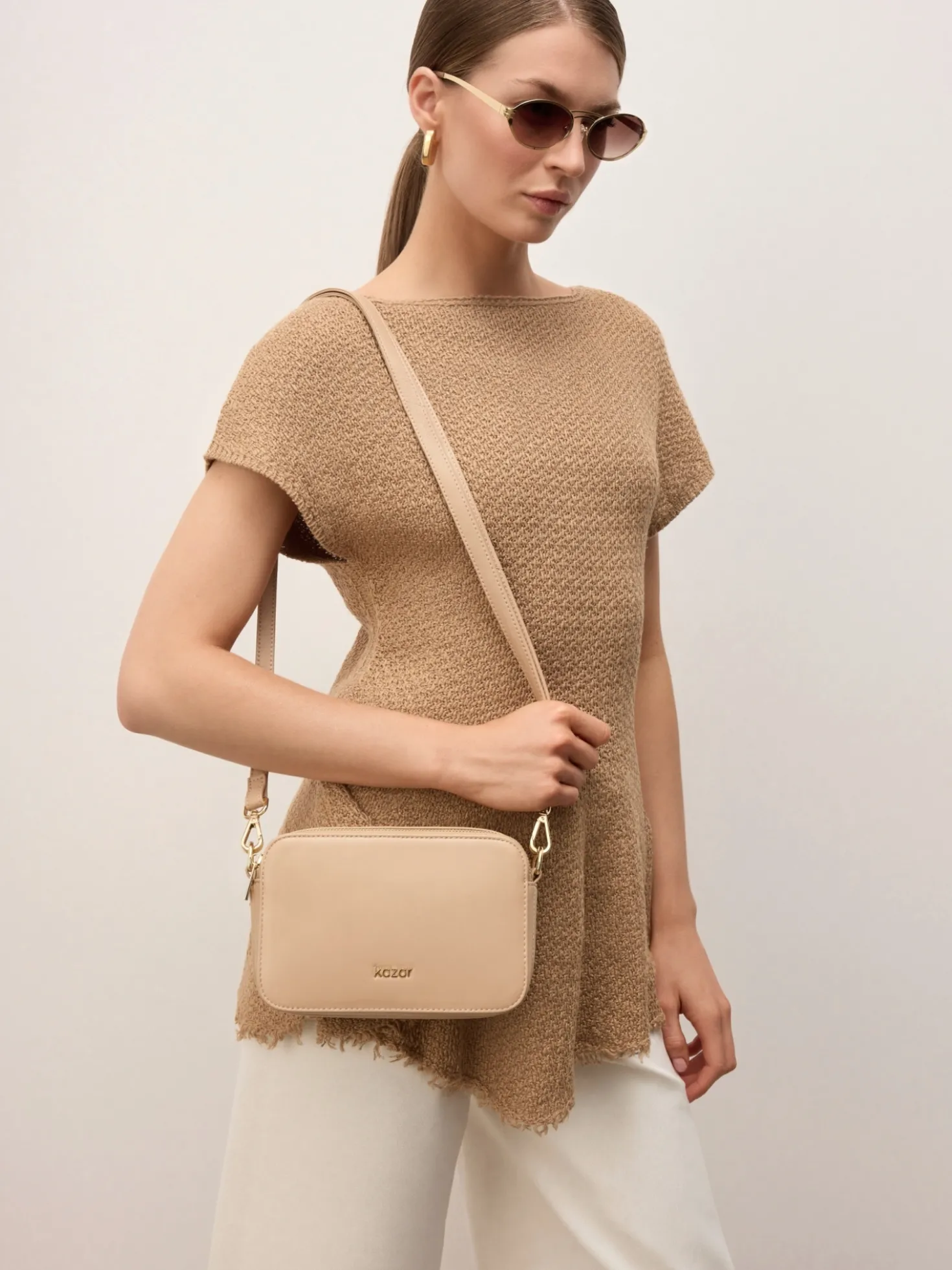 Skórzana torebka crossbody z łańcuszkiem i paskami
