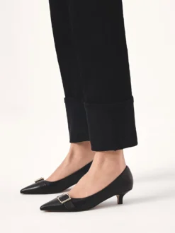 Skórzane czółenka z obcasami typu kitten heel