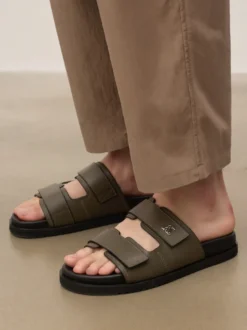 Skórzane klapki khaki na rzepy