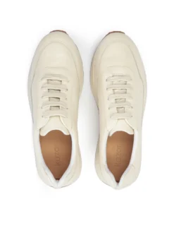 Skórzane sneakersy damskie off-white o komfortowej konstrukcji