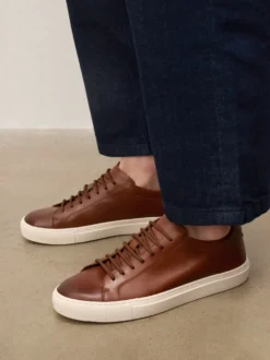 Skórzane sneakersy męskie z prostą jasną podeszwą