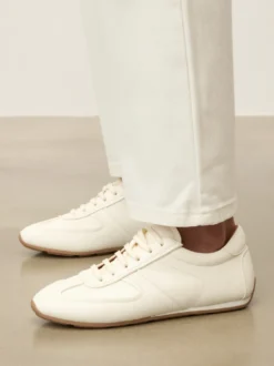 Skórzane sneakersy z brązową podeszwą