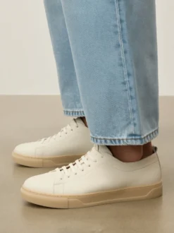Skórzane sneakersy z kontrastującą podeszwą