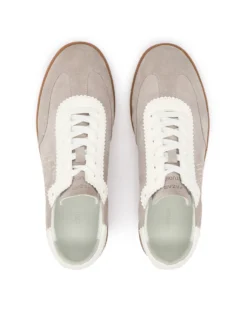 Sneakersy o linii retro z kontrastem faktur
