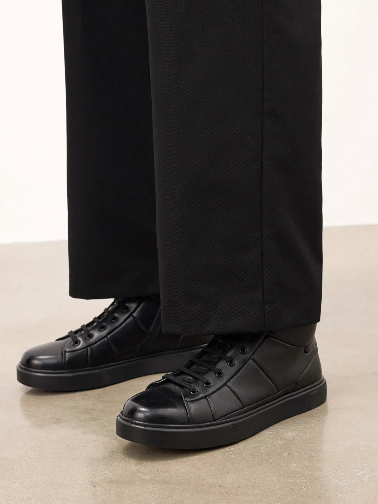 Sneakersy z artystycznie formowaną cholewką