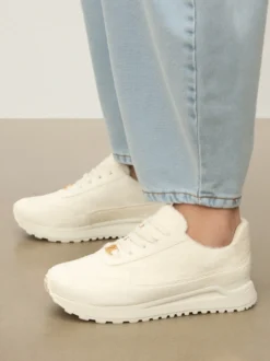 Sneakersy z elementami pokrytymi naturalnym włosiem