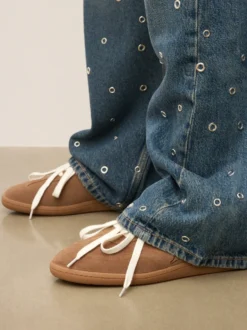 Sneakersy z jasnobrązowego zamszu z haftem