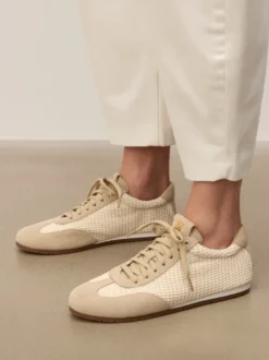 Sneakersy z naturalnych materiałów o subtelnej fakturze