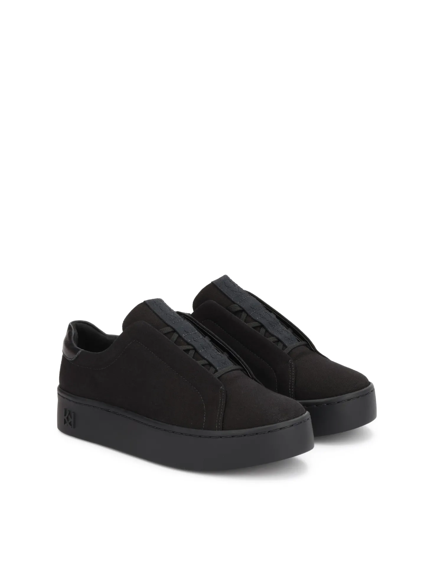 Sneakersy z tkaniny na grubszej podeszwie