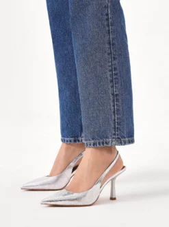 Srebrne czółenka slingback z tłoczonej skóry