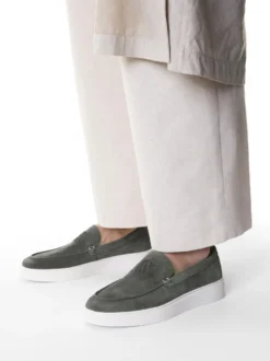 Szare zamszowe loafersy na podeszwie typu sneakers