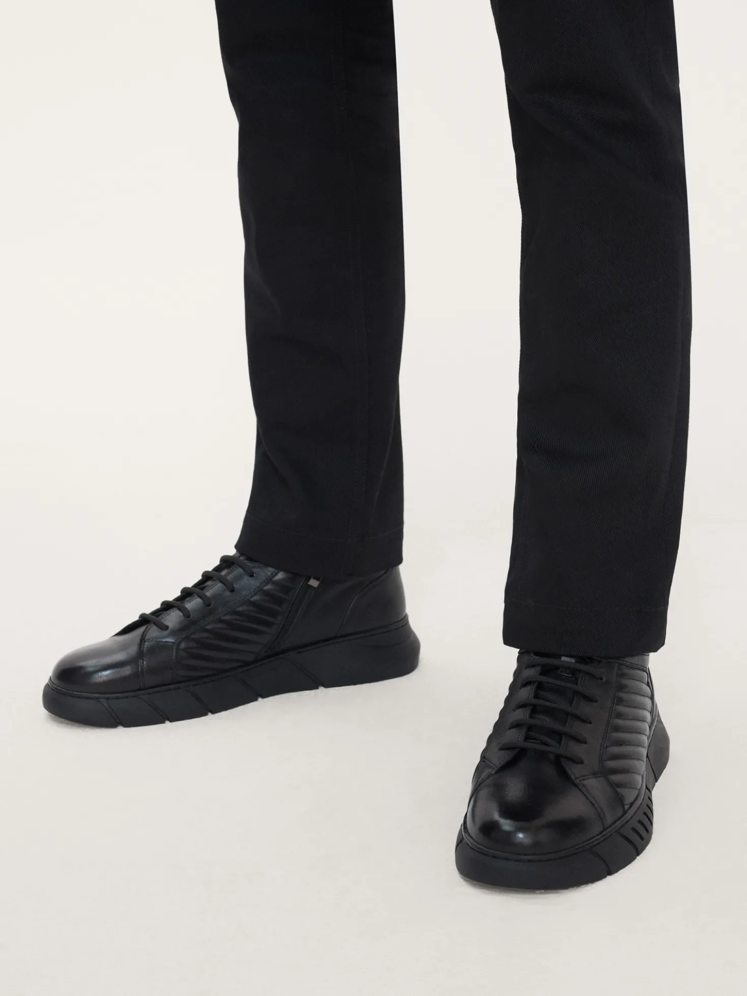 Sznurowane sneakersy męskie z pikowaniem