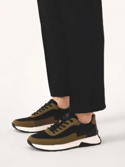 Sznurowane sneakersy w kontrastujących kolorach