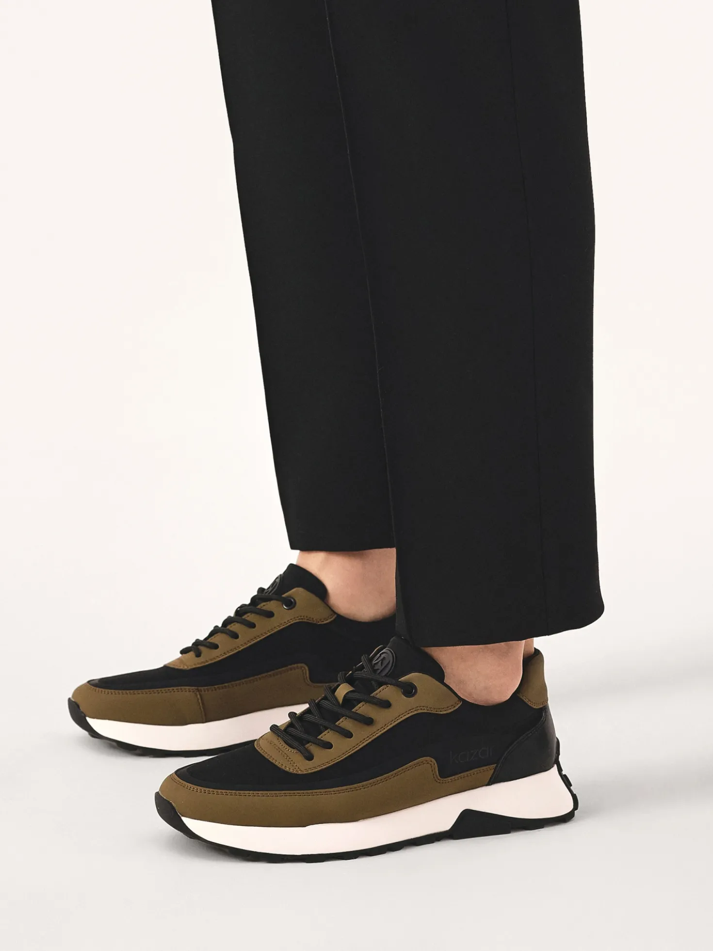 Sznurowane sneakersy w kontrastujących kolorach
