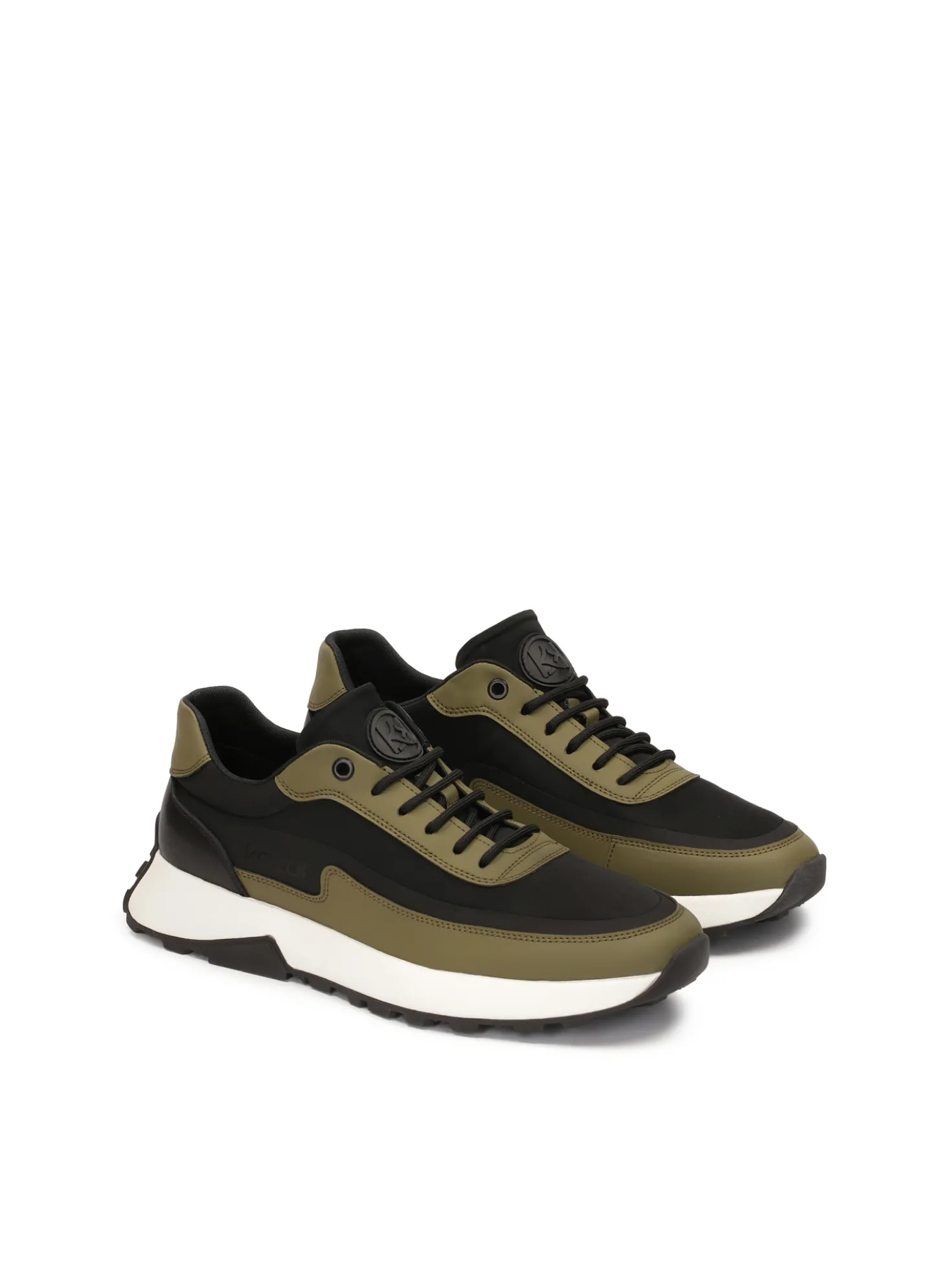 Sznurowane sneakersy w kontrastujących kolorach