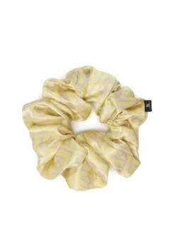 Żółte scrunchie do włosów w szare monogramy KAZAR