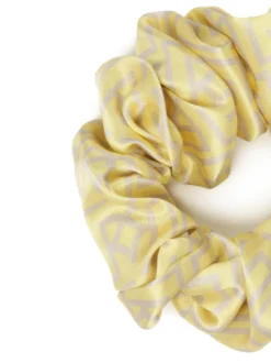 Żółte scrunchie do włosów w szare monogramy KAZAR
