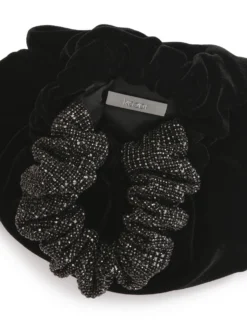 Torebka z czarnej tkaniny ze zdobioną rączką