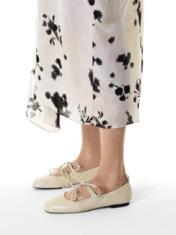 Wiązane baleriny off white z miękkiej skóry