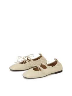 Wiązane baleriny off white z miękkiej skóry