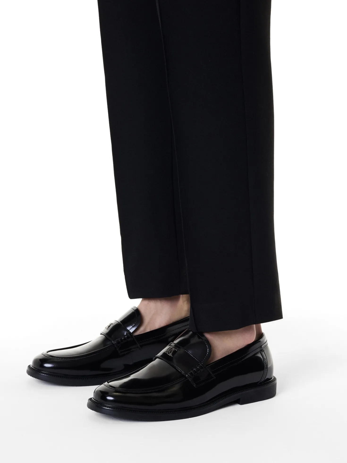 Wsuwane czarne loafersy z monogramem