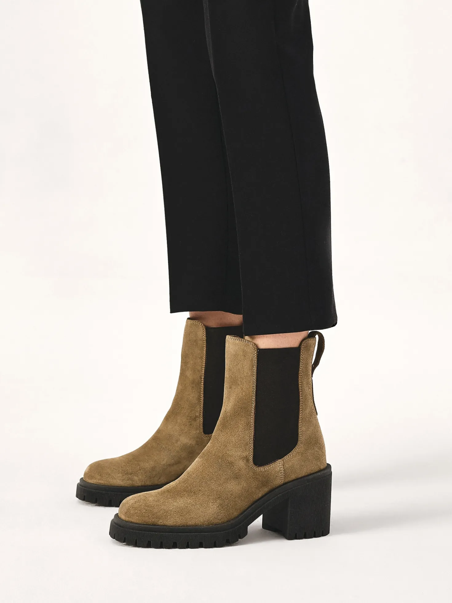 Wsuwane zamszowe botki w stylu casual