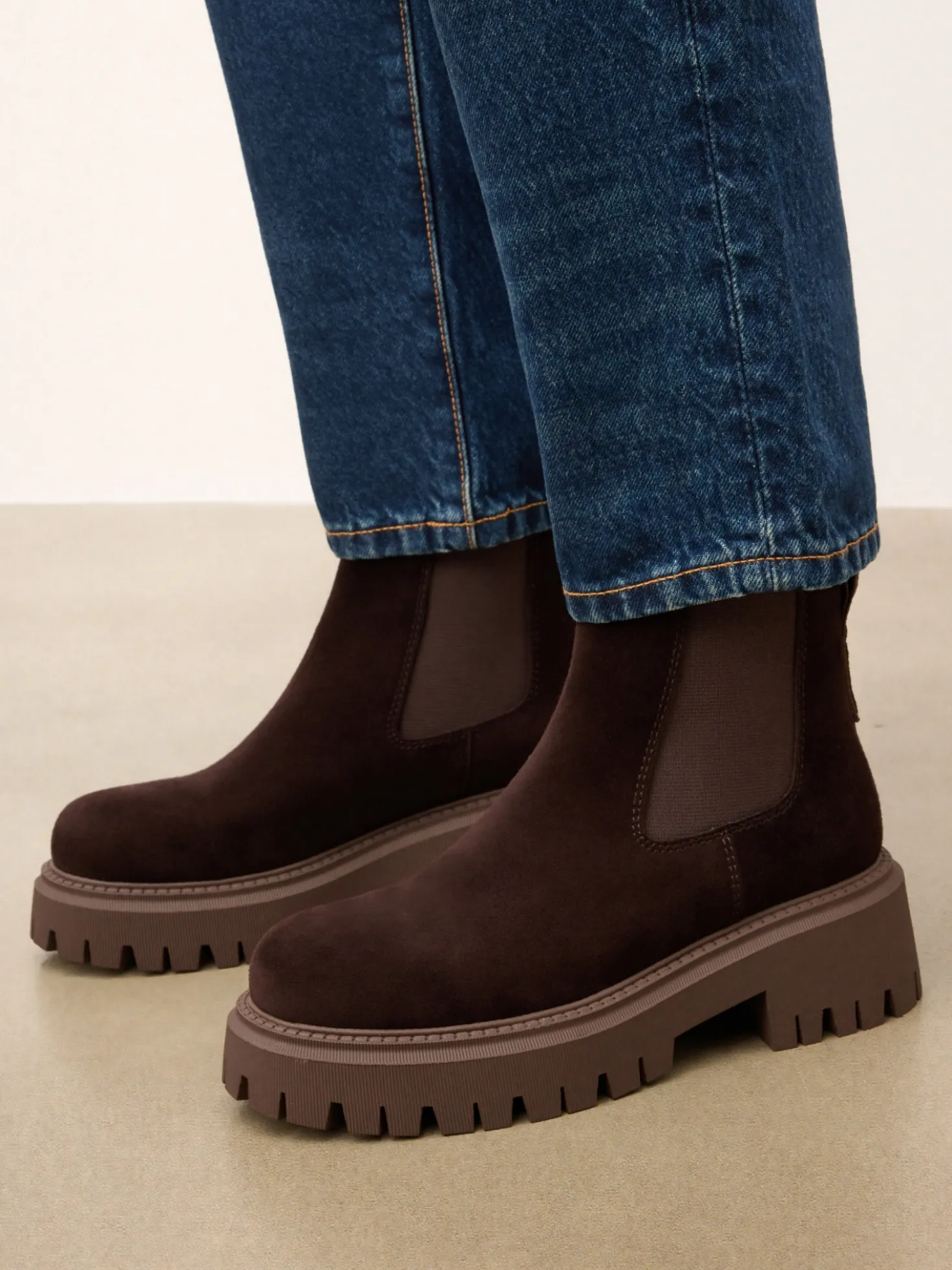 Zamszowe botki typu Chelsea boots
