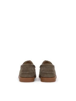 Zamszowe buty typu boat shoes