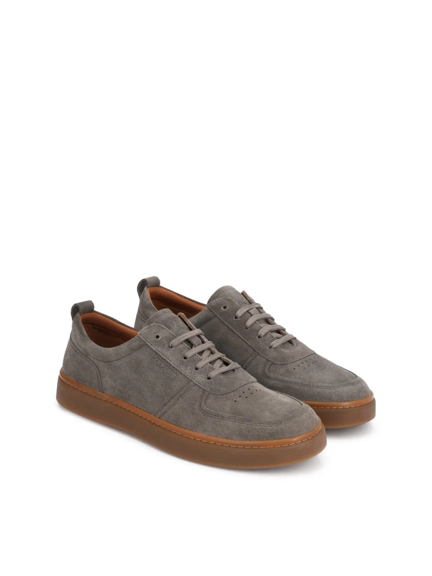 Zamszowe sneakersy na prostej podeszwie