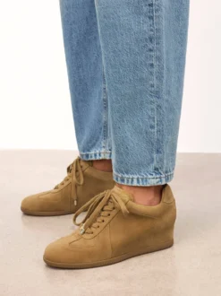 Zamszowe sneakersy z koturnem