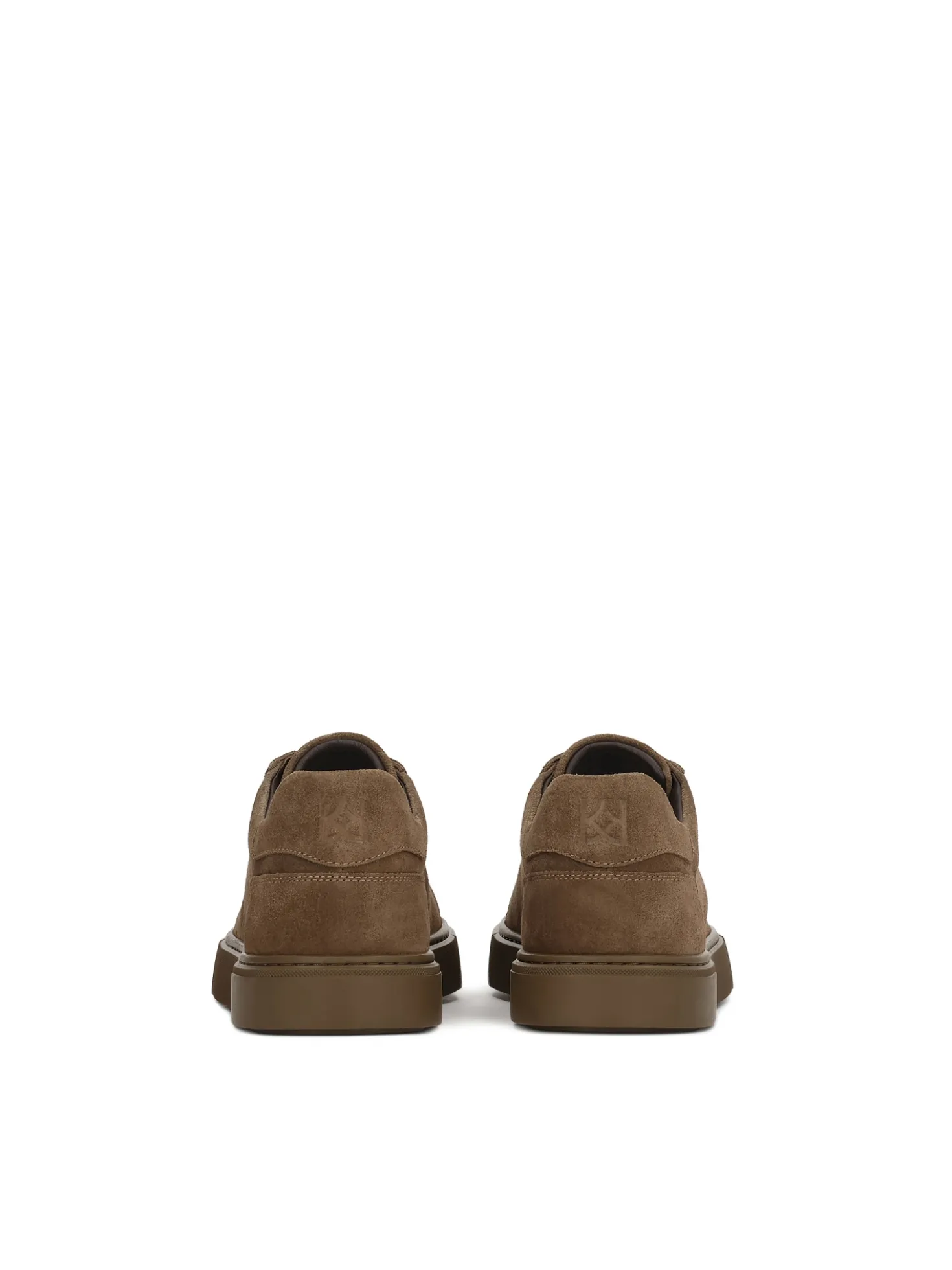 Zamszowe sneakersy z ozdobnymi przeszyciami