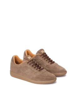 Zamszowe sneakersy z przeszyciami i perforacją