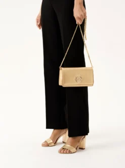 Złote sandały na słupku z paskiem wokół kostki